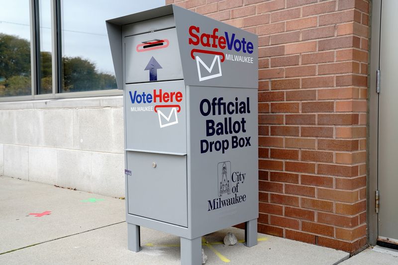 &copy; Reuters. FILE PHOTO: In-person early voting in Milwaukee