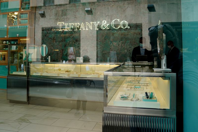 © Reuters. FILE PHOTO: A Tiffany & Co. store is pictured in the Manhattan borough of New York City