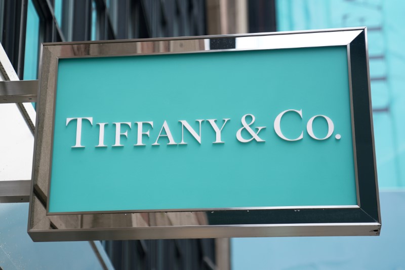 &copy; Reuters. Logo di Tiffany &amp; Co. davanti allo store di Manhattan