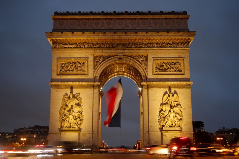&copy; Reuters. Foto del martes del Arco del Triunfo en París tras una breve evacuación de la zona por una alerta de bomba