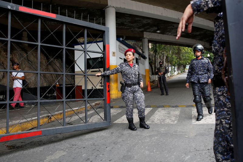 &copy; Reuters. FILE PHOTO: Police officers stand guard at the entrance of a detention centre of the Bolivarian National Intelligence Service (SEBIN) in Caracas