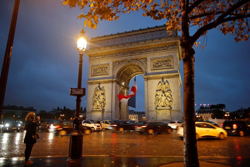 © Reuters. الشرطة: رفع التحذير من وجود قنبلة في باريس
