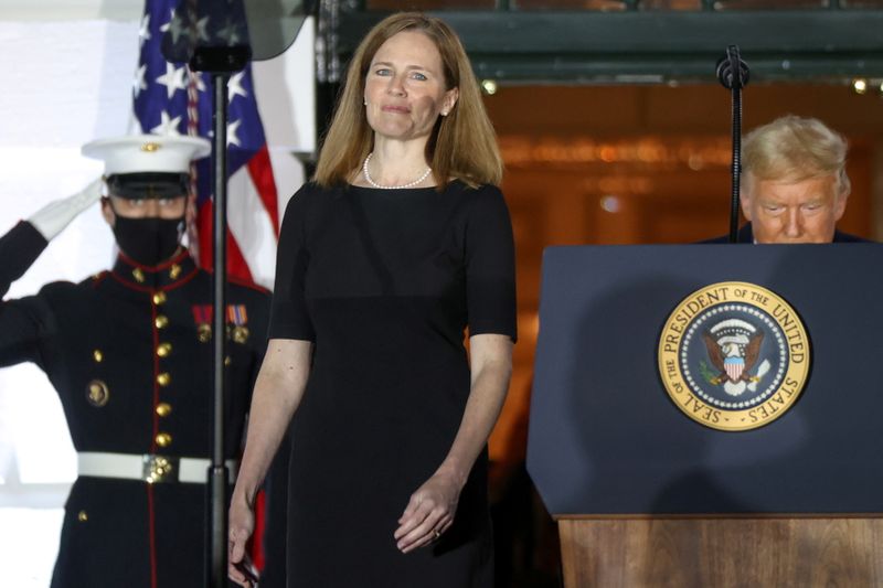 © Reuters. U.S. Supreme Court Justice Barrett arrives with U.S. President Trump to take her oath of office at a ceremony at the White House in Washington