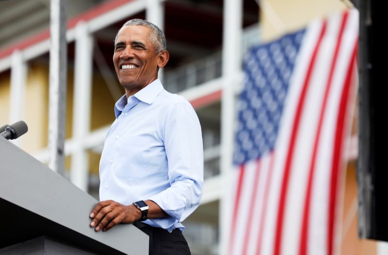 © Reuters. Former U.S. President Barack Obama hosts a drive-in rally in Orlando