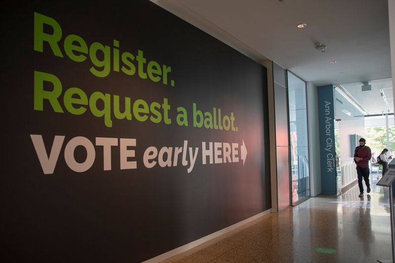 &copy; Reuters. FILE PHOTO: Early voting begins in Michigan