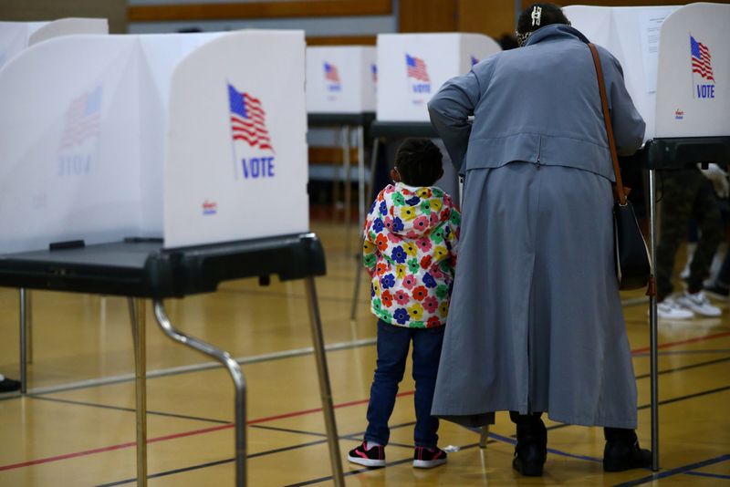 &copy; Reuters. FILE PHOTO: Early voting in Maryland