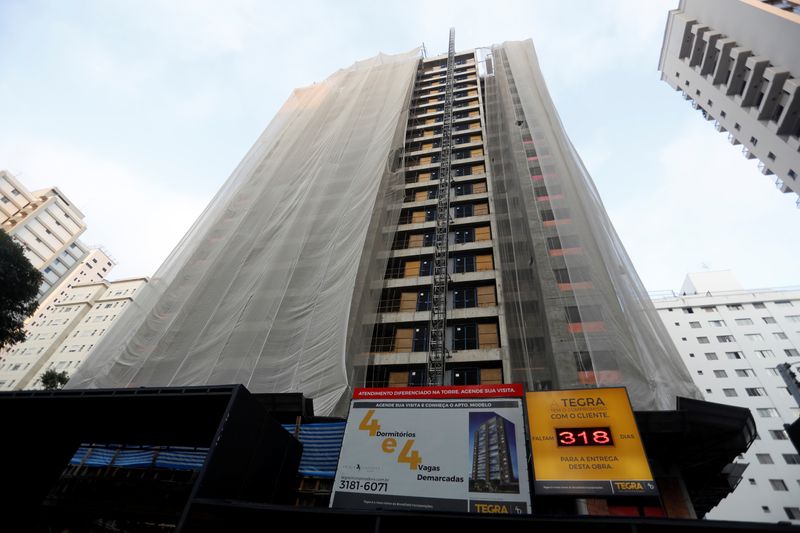 © Reuters. Edifício em São Paulo (SP) durante construção