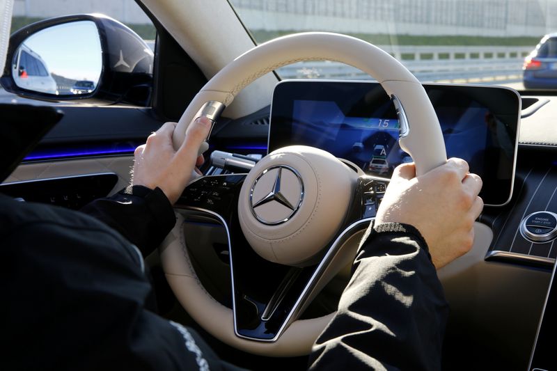 © Reuters. An employee steers a new Mercedes-Benz S-Class limousine near Immendingen