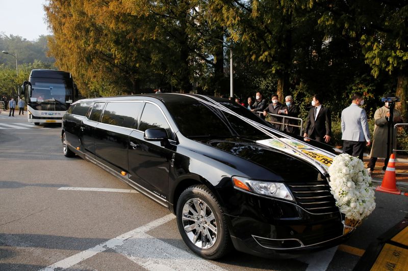&copy; Reuters. A hearse carrying the body of Lee Kun-hee, leader of Samsung Group, travels at a hospital in Seoul