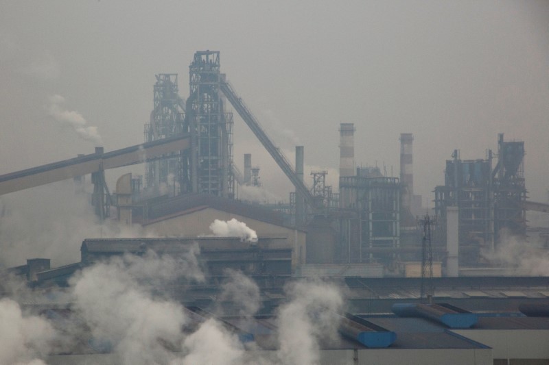 &copy; Reuters. FILE PHOTO: Smoke and steam rise from a steel plant in Anyang