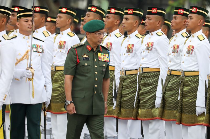 &copy; Reuters. FILE PHOTO: Malaysia&apos;s King Al-Sultan Abdullah inspects guard of honour on Independence Day