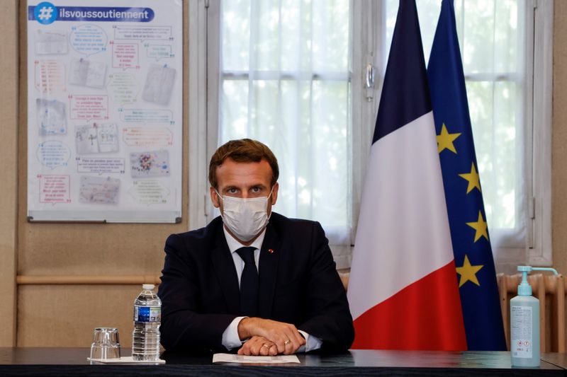 &copy; Reuters. l presidente francese Emmanuel Macron durante un incontro con il personale medico del centro ospedaliero Rene Dubos