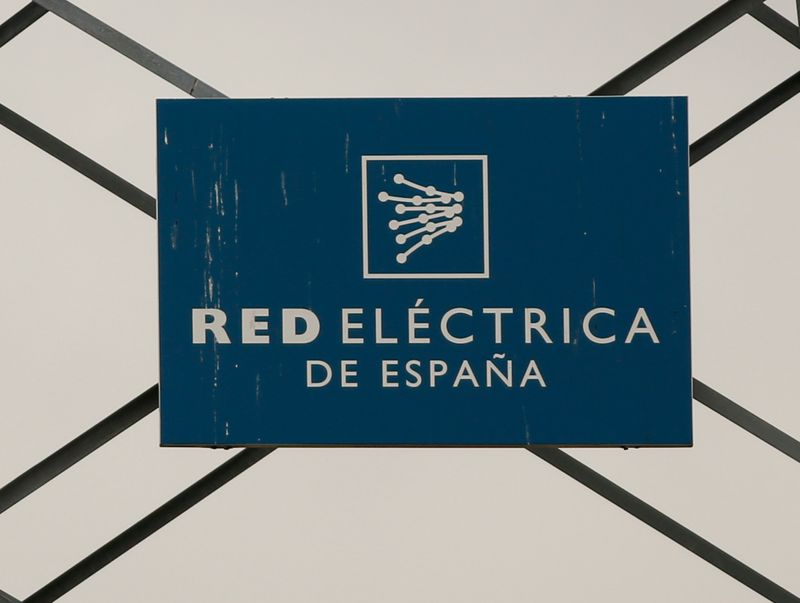 &copy; Reuters. El logotipo de Red Electrica de España en una torre de electricidad en Alcobendas, en las afueras de Madrid