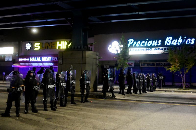 © Reuters. Police officers line up as demonstrators take part in rally after the death of Walter Wallace Jr., a Black man who was shot by police in Philadelphia