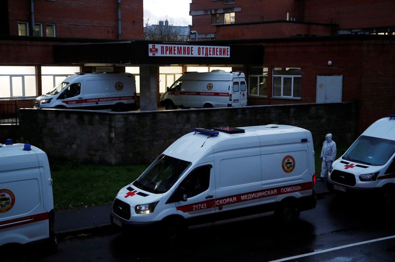 &copy; Reuters. Ambulances queue before driving onto the territory of a hospital in Saint Petersburg