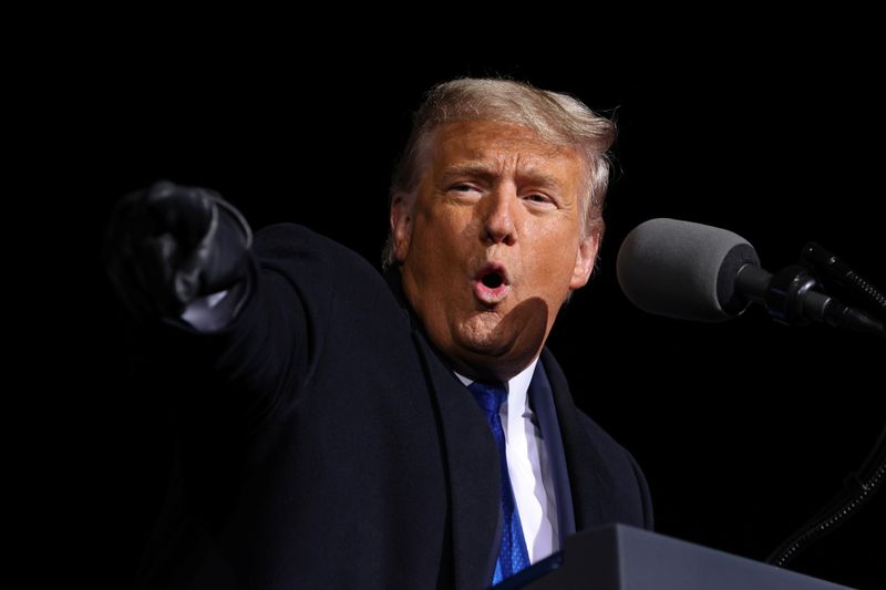 &copy; Reuters. El presidente de los Estados Unidos, Donald Trump, durante un mitin en el aeródromo de Eppley en Omaha, Nebraska, Estados Unidos