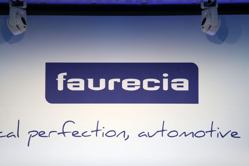 &copy; Reuters. Il logo di Faurecia durante una conferenza stampa a Parigi