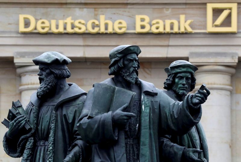 &copy; Reuters. Tre statue davanti al logo Deutsche Bank a Francoforte