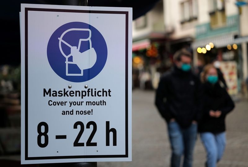 &copy; Reuters. Un cartello stradale a Francoforte, che ordina l&apos;uso di mascherine