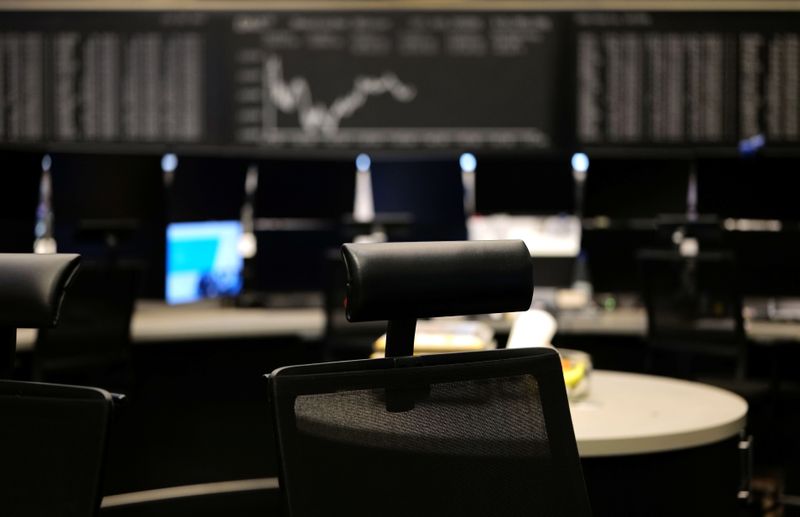 &copy; Reuters. La Borsa di Francoforte vuota durante la pandemia di Covid-19