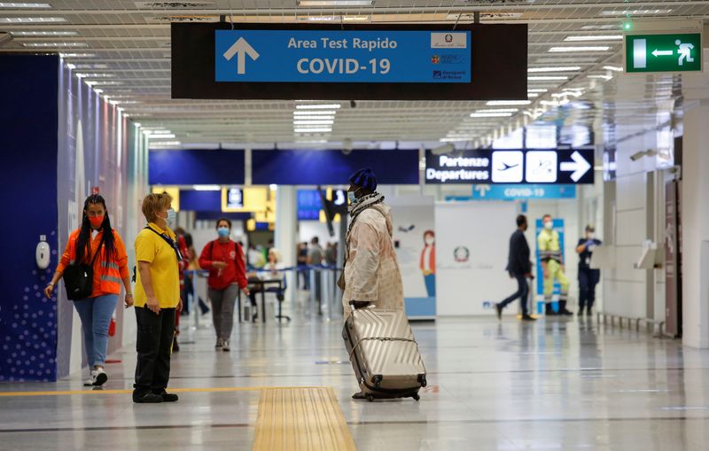 &copy; Reuters. Passeggeri in arrivo presso l&apos;aeroporto di Fiumicino a Roma