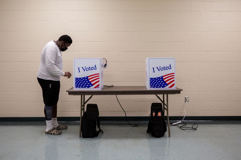 © Reuters. FILE PHOTO: People cast their ballot during early voting in South Carolina