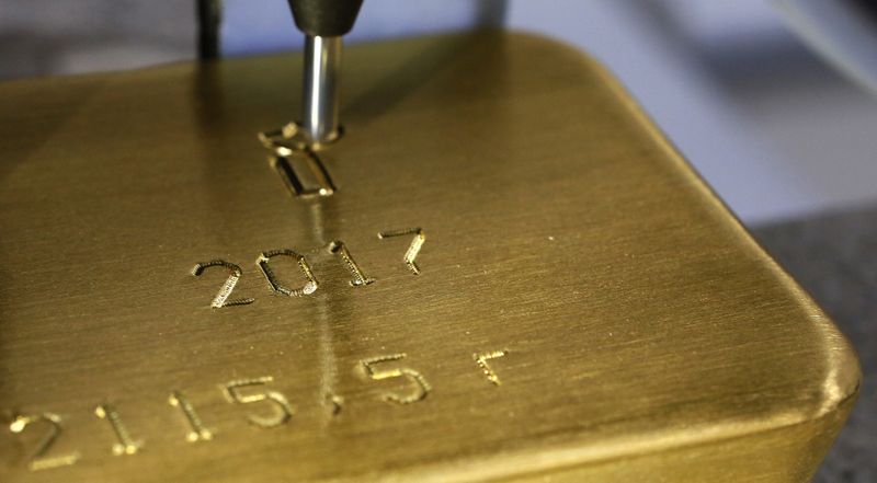 &copy; Reuters. A machine engraves information on an ingot of 99.99 percent pure gold at the Krastsvetmet non-ferrous metals plant in Krasnoyarsk