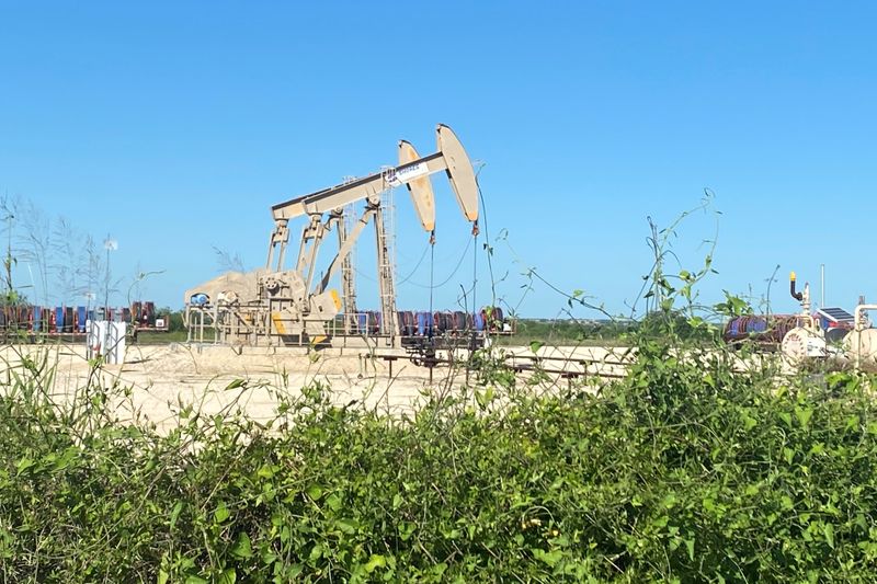 &copy; Reuters. Un giacimento petrolifero a Karnes County, in Texas, 18 maggio 2020