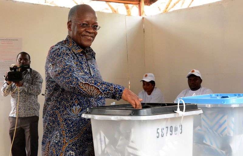 © Reuters. بدء الانتخابات في تنزانيا والرئيس ماجوفولي يسعى لولاية ثانية