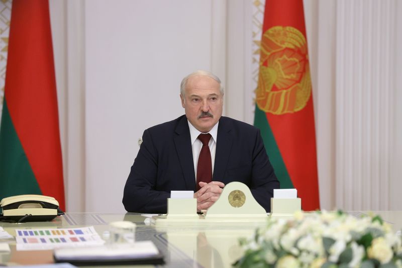 &copy; Reuters. Belarusian President Lukashenko attends a meeting in Minsk