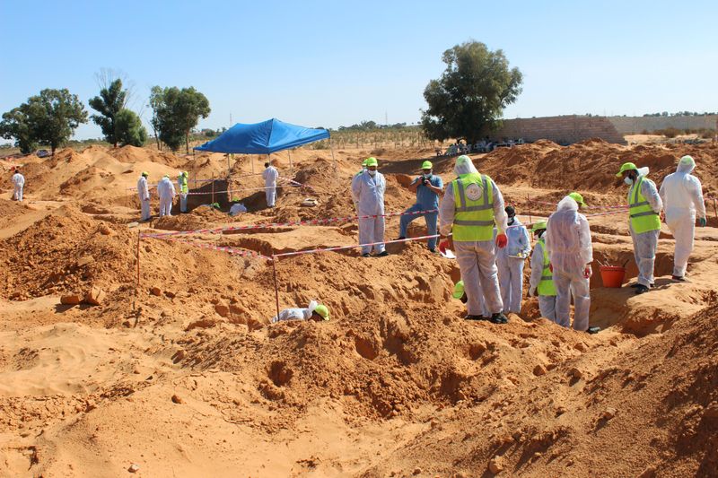 © Reuters. محققون ليبيون يعثرون على مقابر جماعية أخرى في ترهونة