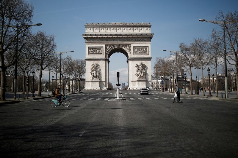 &copy; Reuters. Ruas de Paris vazias durante lockdown imposto para conter coronavírus