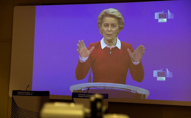 © Reuters. Presidente da Comissão Europeia, Ursula von der Leyen, fala por video conferência para sala de impresa na sede da União Europeia em Bruxelas