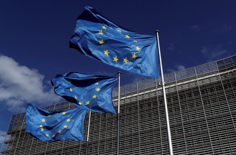 © Reuters. Bandiere dell'Unione europea davanti alla sede della Commissione europea a Bruxelles