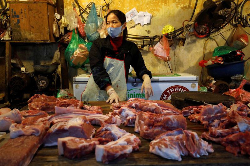 © Reuters. Venda de carne suína em mercado em Hanói, Vietnã