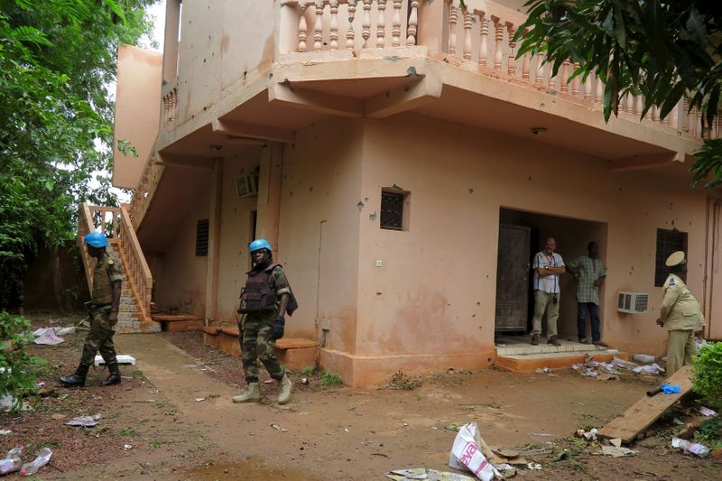 &copy; Reuters. FILE PHOTO: Malian soldiers survey the damage after a hotel siege over the weekend in which 17 people died in Sevare