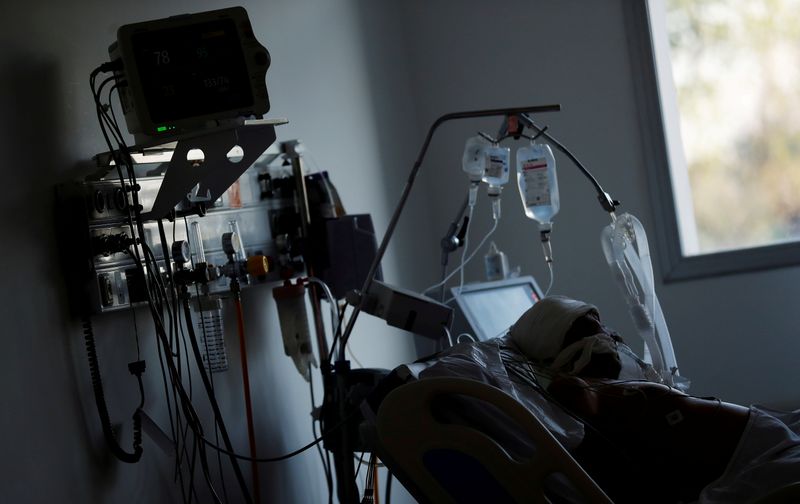 &copy; Reuters. Paciente com Covid-19 em UTI de hospital nos arredores de Buenos Aires