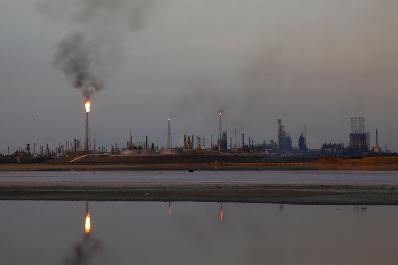 © Reuters. A general view of the Amuay refinery complex which belongs to the Venezuelan state oil company PDVSA in Punto Fijo