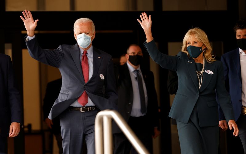 &copy; Reuters. Candidato democrata à Presidência dos EUA, Joe Biden, e sua esposa, Jill, deixam seção eleitoral em Wilmington, no Estado de Delaware