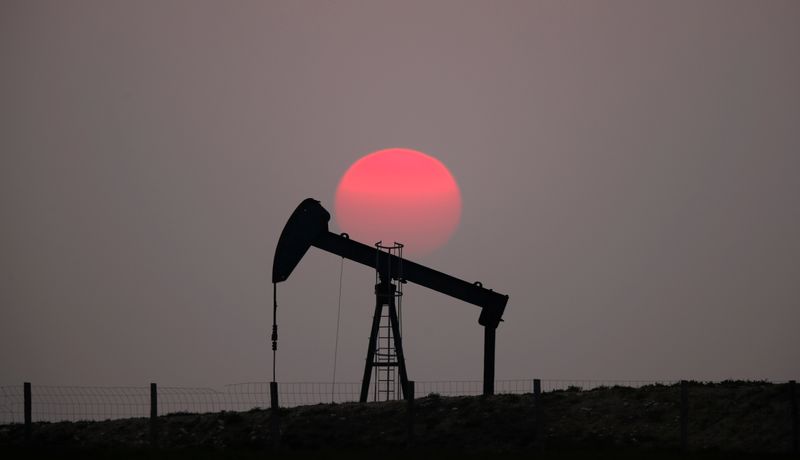 &copy; Reuters. النفط يهوي أكثر من 5% مع تنامي الجائحة وصعود الإنتاج الأمريكي