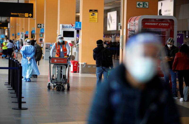 &copy; Reuters. Foto de archivo ilustrativa del aeropuerto de Lima en la jornada de su reapertura para los vuelos internacionales tras un cierre de seis meses por la pandemia de coronavirus