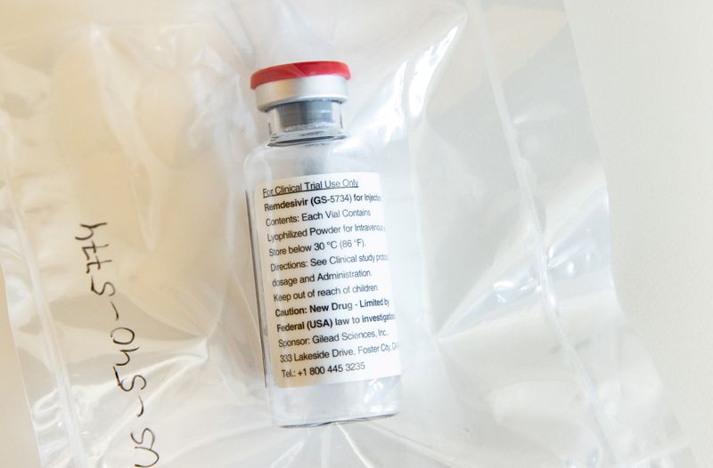 &copy; Reuters. FOTO DE ARCHIVO. Una ampolla de remdesivir antiviral COVID-19 de Gilead Sciences se muestra durante una conferencia de prensa en el Hospital Universitario Eppendorf (UKE) en Hamburgo, Alemania