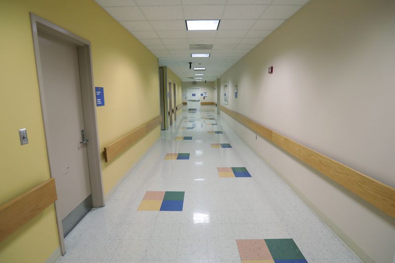 © Reuters. An empty hallway is pictured in a hospital in Philadelphia , Pennsylvania,