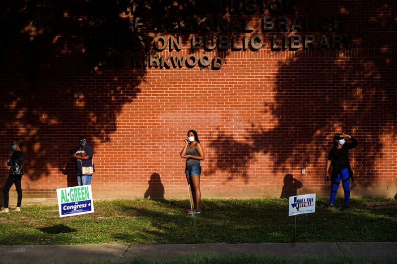 © Reuters. FILE PHOTO: Early voting begins in Texas