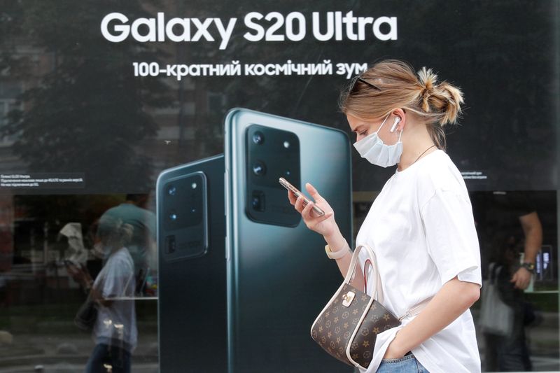 &copy; Reuters. FILE PHOTO: A woman walks past a Samsung brand store in central Kyiv