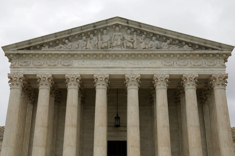 © Reuters. FILE PHOTO: The Supreme Court of the United States is seen in Washington, D.C.