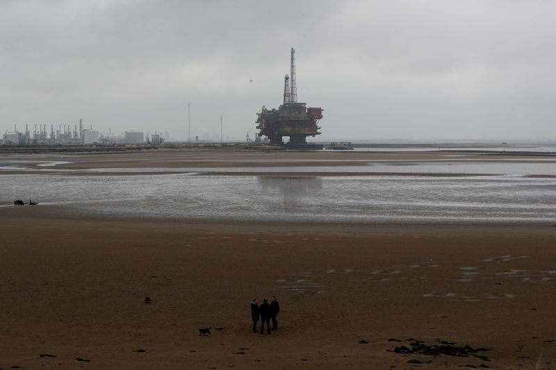 © Reuters. FILE PHOTO: Shell's Brent Delta oil platform is towed into Hartlepool