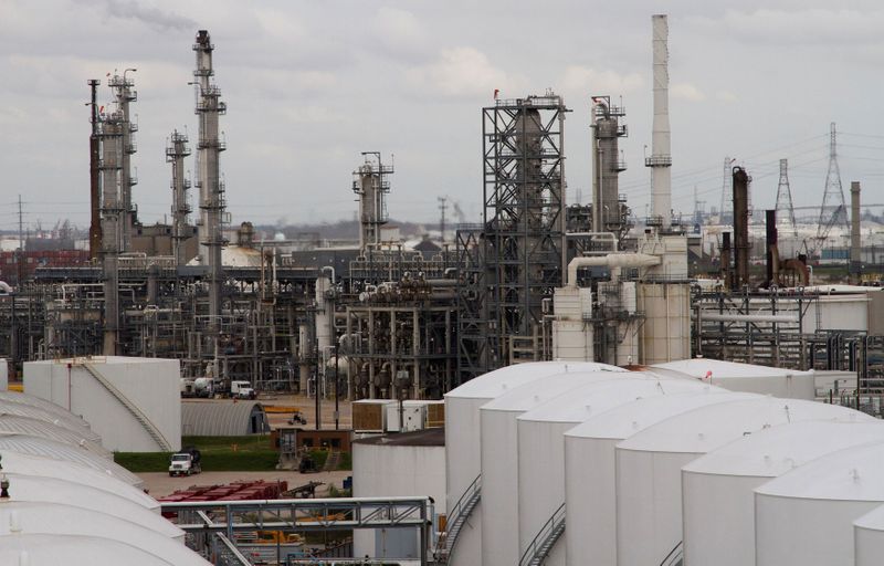 &copy; Reuters. FILE PHOTO: An oil refinery and storage facility is pictured south of downtown Houston