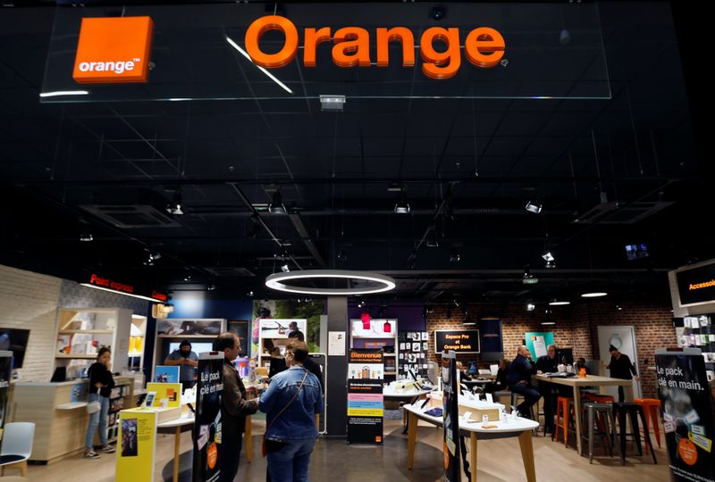 &copy; Reuters. FILE PHOTO:  The logo of French telecoms operator Orange is pictured in a retail store in Bordeaux