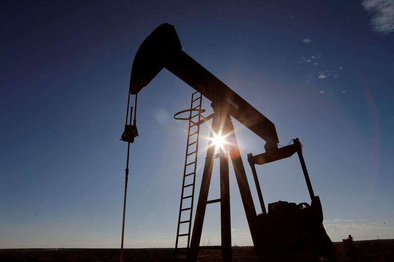 &copy; Reuters. FILE PHOTO: The sun is seen behind a crude oil pump jack in the Permian Basin in Loving County